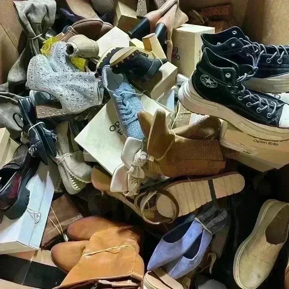 🎉🎉Designer Shoe Party 🎉🎉August 1 at 8:45 eastern time - Picture 1 of 3